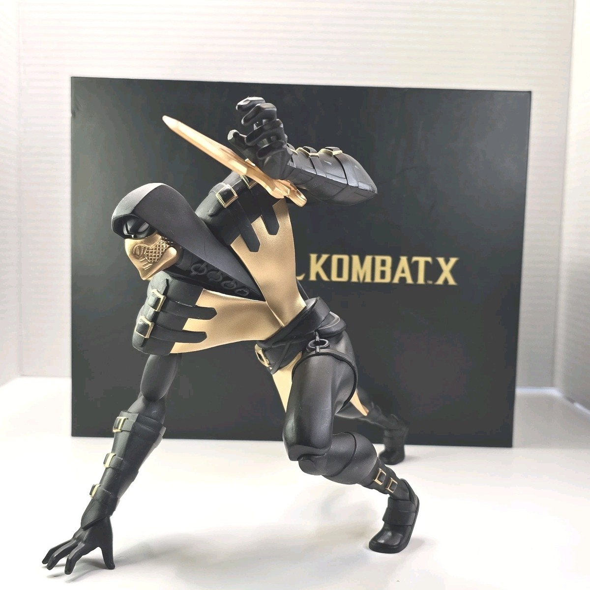 Edición Coleccionista de Mortal Kombat X,  figura de Scorpion